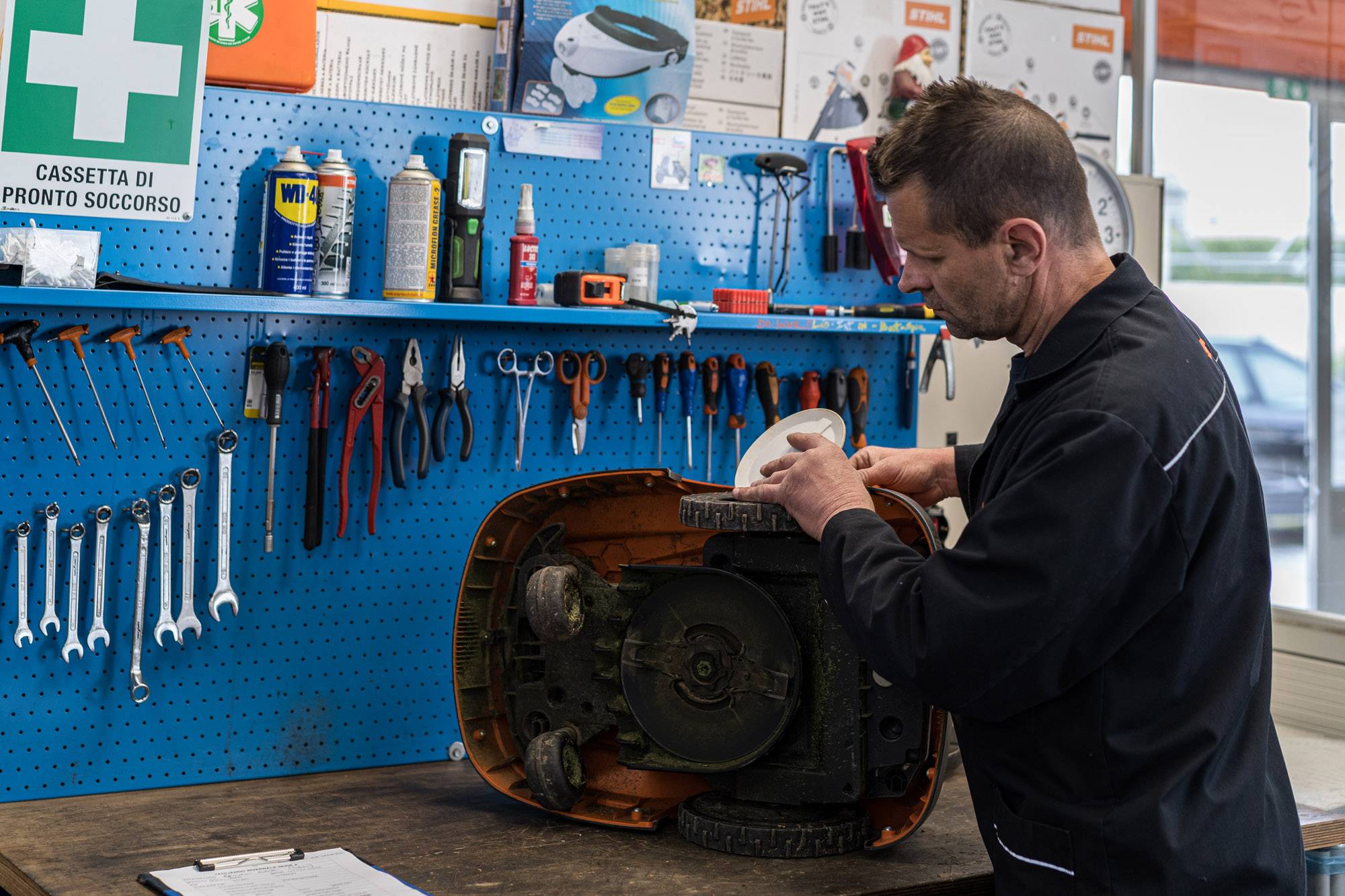 assistenza-riparazione-robot-taglia-rasa-erba-como-monza-brianza-08