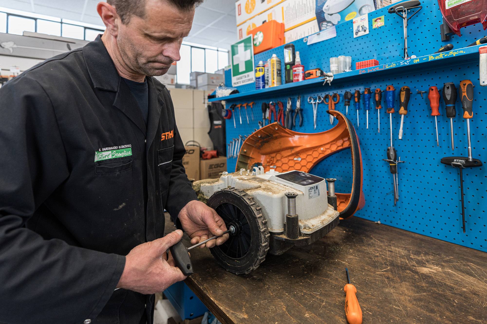 assistenza-riparazione-robot-taglia-rasa-erba-como-monza-brianza-04