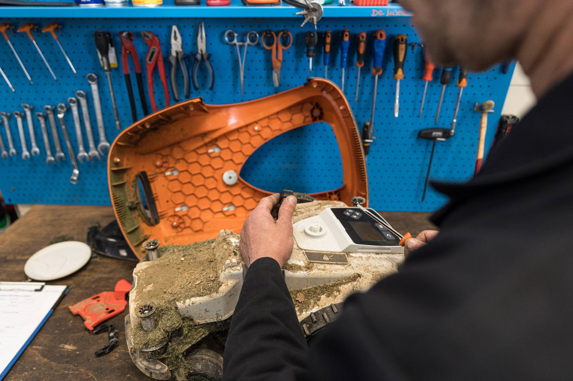 assistenza-riparazione-robot-taglia-rasa-erba-como-monza-brianza-03