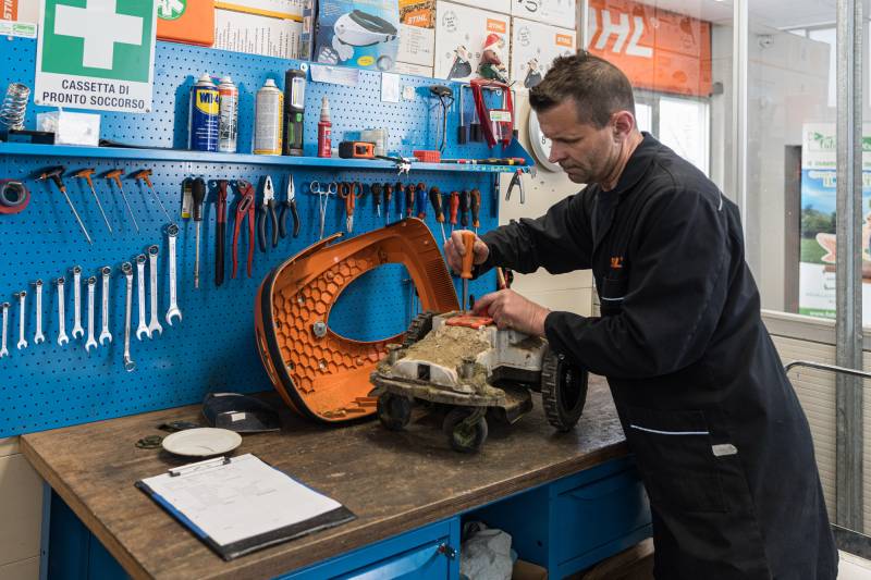 assistenza-riparazione-robot-taglia-rasa-erba-como-monza-brianza-02