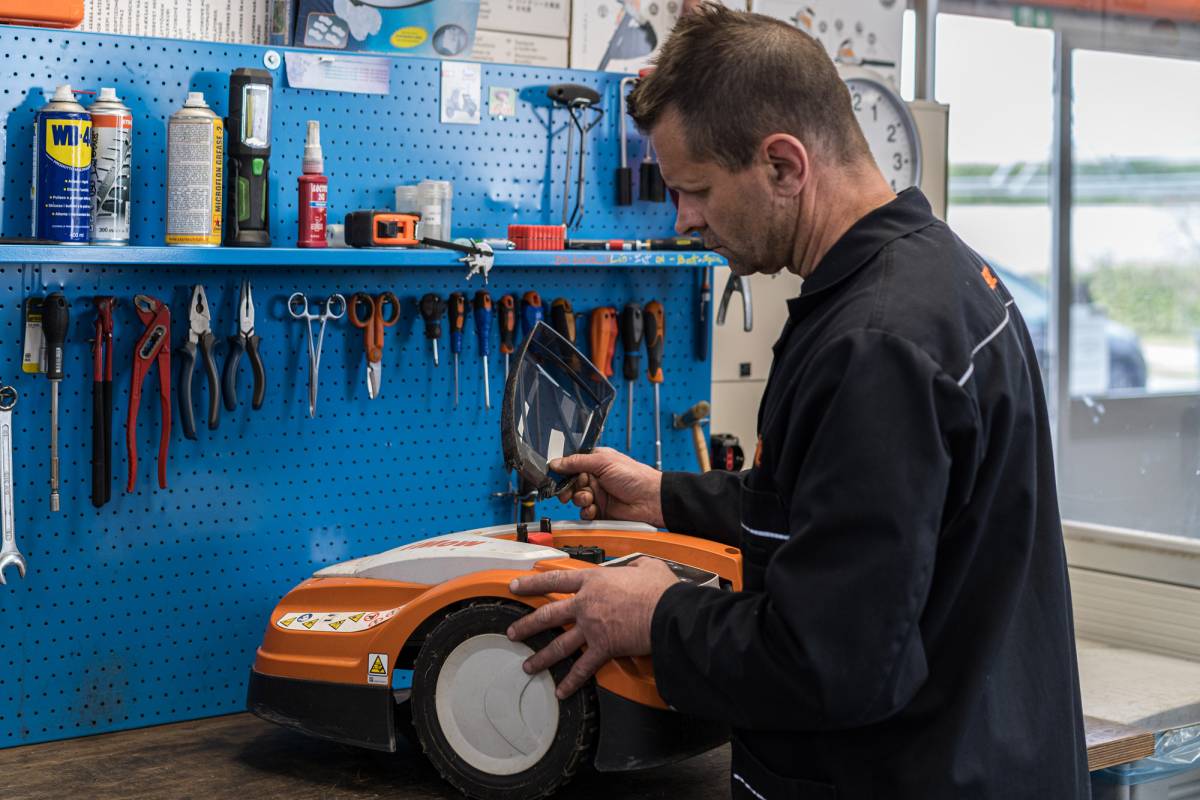 assistenza-riparazione-robot-taglia-rasa-erba-como-monza-brianza-07